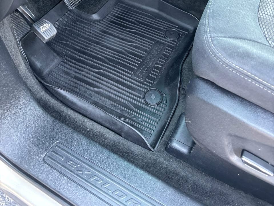 Vacuum nozzle deep-cleaning a fabric car seat